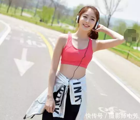 街拍 : 紧致有型打底裤小姐姐，展现出完美好身材，很迷人！