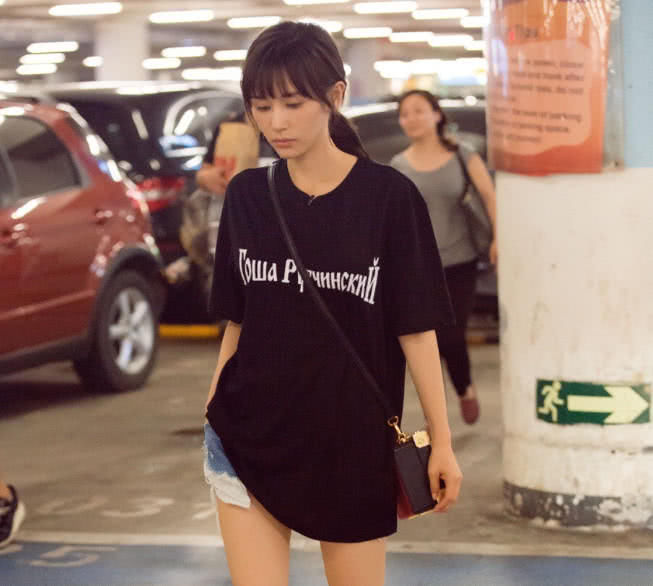 王子文穿上 “油桶鞋”，不仅凹出逆天大长腿，还秒变18岁!