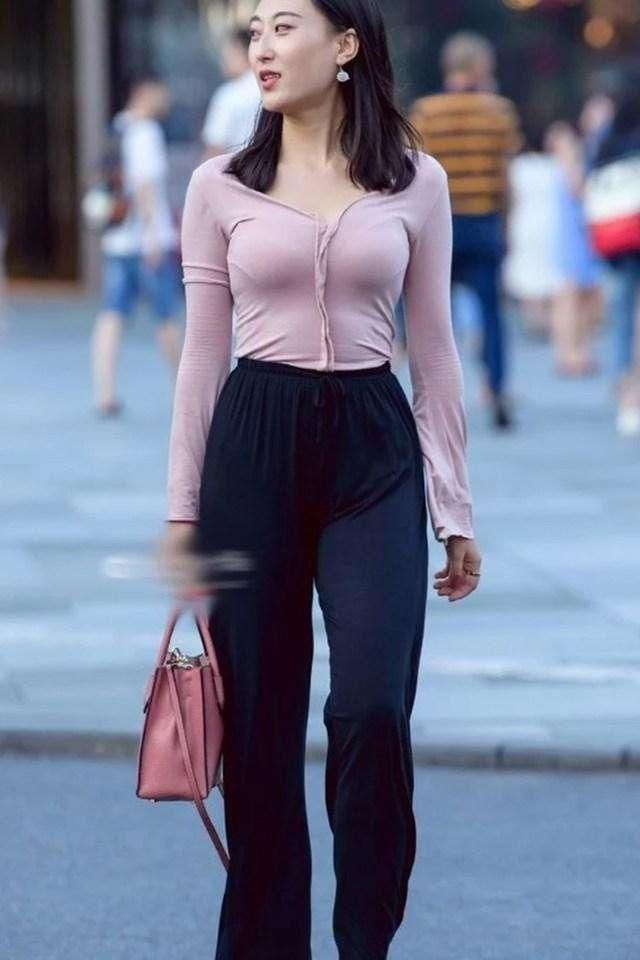  「美女」街拍:小姐姐穿着紧身运动裤，清纯活泼的气息，尽显运动美感