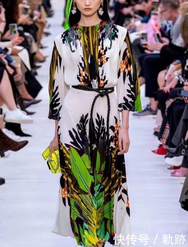 『花朵』2020开春 流行穿“开满花”的裙子,谁穿谁美!