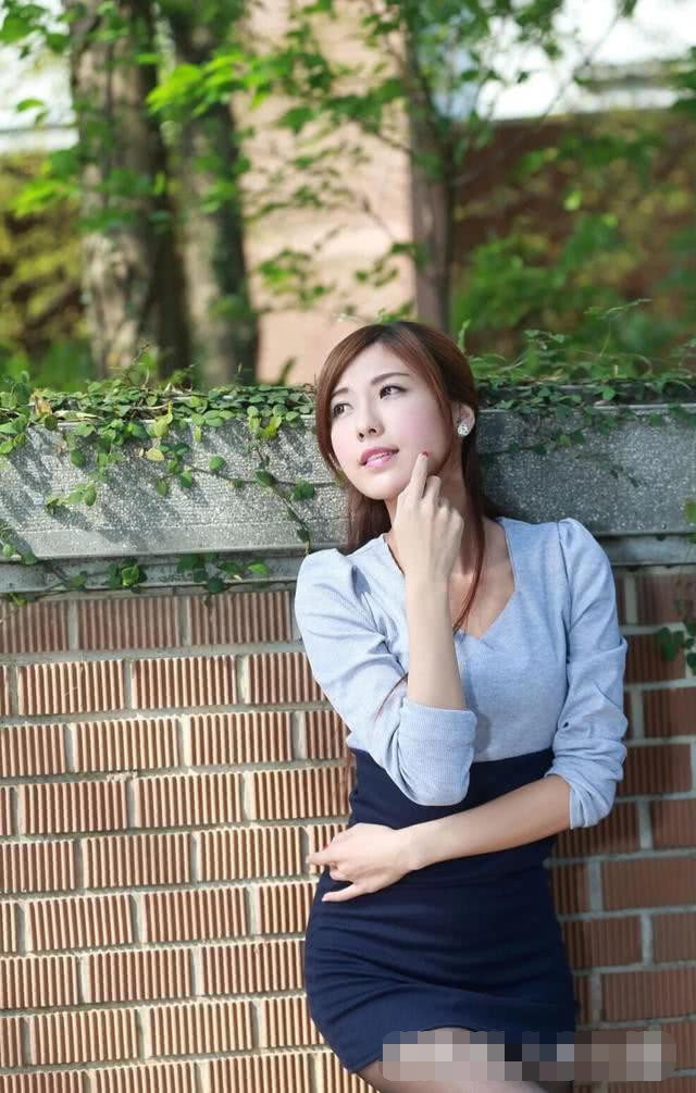 小道边上的黑丝袜小姐姐，黑丝高跟长腿诱惑力满满