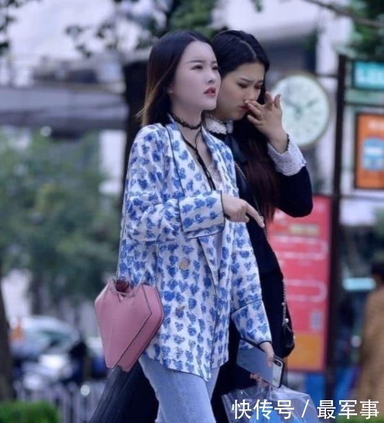  『身材』街拍：靓女如云的小姐姐，一条白色的吊带连衣裙，时尚女神魅力