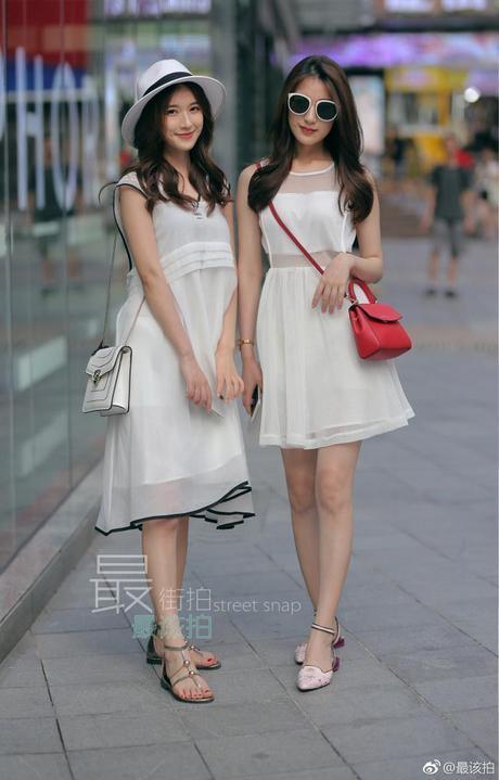 街拍：俏皮一字领，展现俏丽性感的你