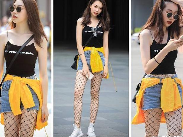 美女将渔网丝袜都穿到肚脐上方了，要是翻到吊带衣外面就更美了！