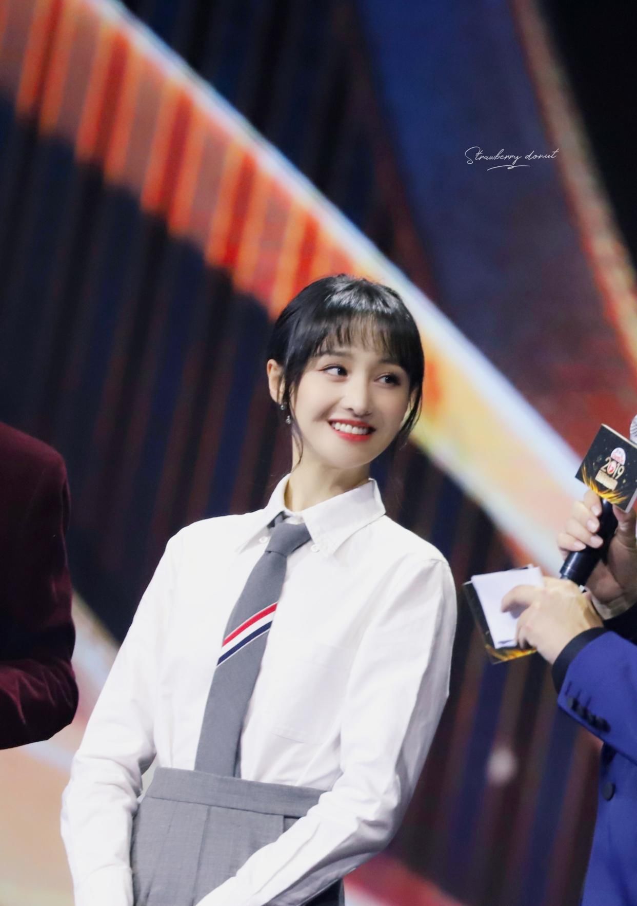  美少女：吴宣仪和郑爽, 体重都是86斤, 同为百褶裙造型, 到底谁更甜?