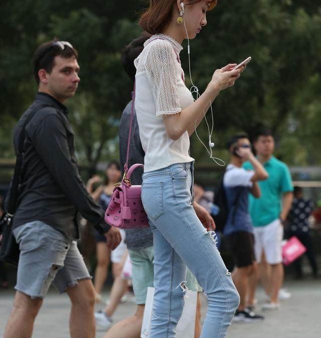滕州街拍穿破洞牛仔裤尖头恨天高的铅笔腿妹子，一般人驾驭不不了