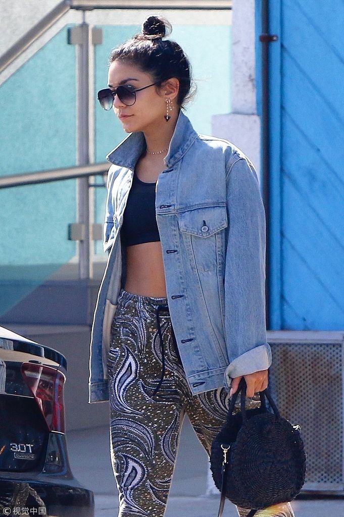 瓦妮莎哈金斯做完普拉提穿抹胸“炫腹”  戴墨镜扎丸子头打扮时髦