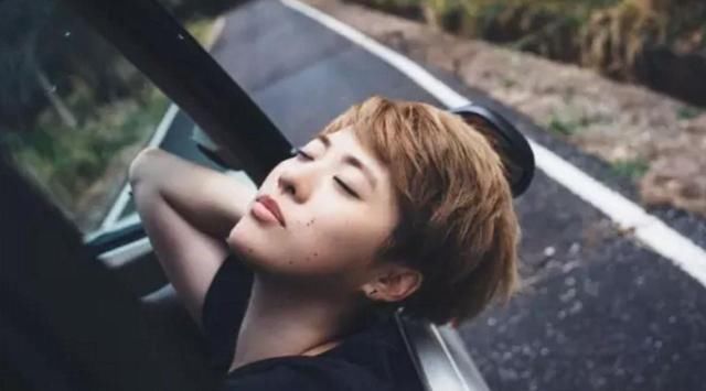 白敬亭疑公开恋情？官方：假的！盘点被那些直男明星戳过的刀！