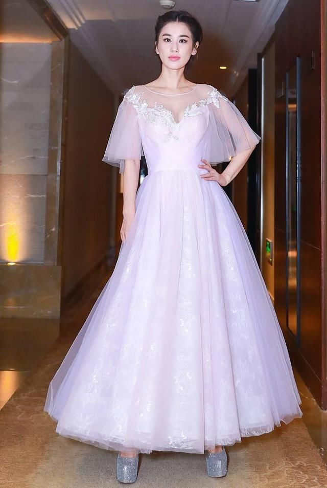 黄圣依为了吸引眼球也真是豁出去了！网友：这穿法绝对没人敢撞衫