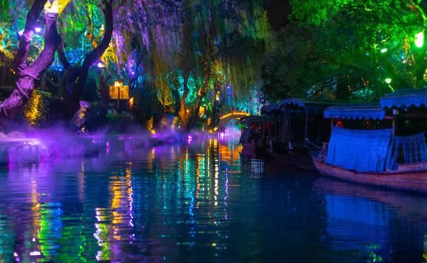 浙江一古镇白天门票100元，现增设夜游项目，却对游客免费开放