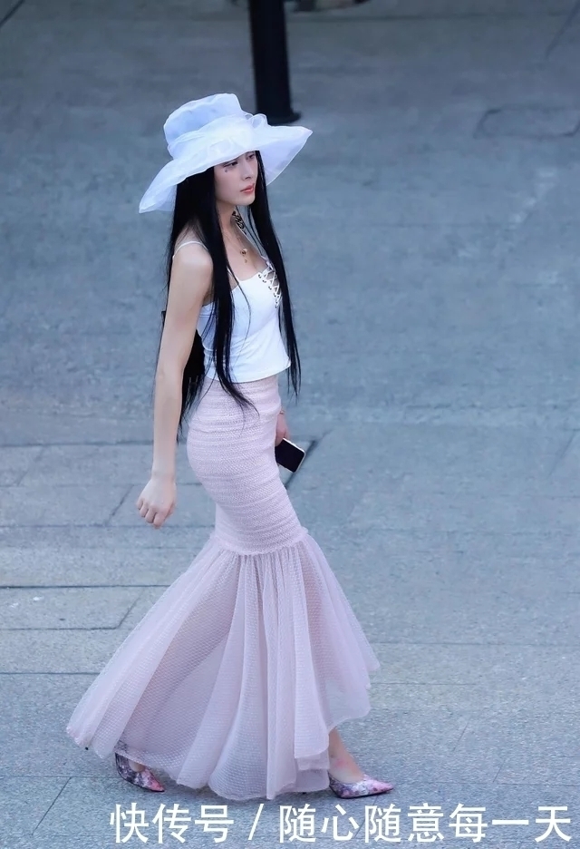 街拍：贤淑优雅的气质美女，连衣包臀的摆尾裙，步履只见，更显迷