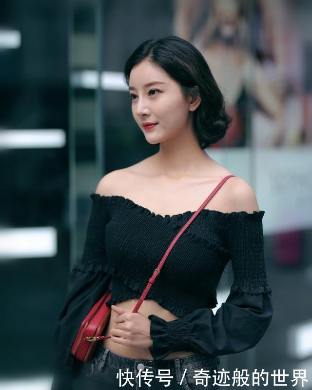 路人街拍：小姐姐绿色上衣和毛边短裤的穿搭很亮眼，腿型很霸气