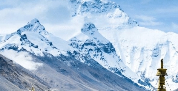 攀登珠穆朗玛峰时,有人摔倒了,为何不能去扶?导游告诉你实情!