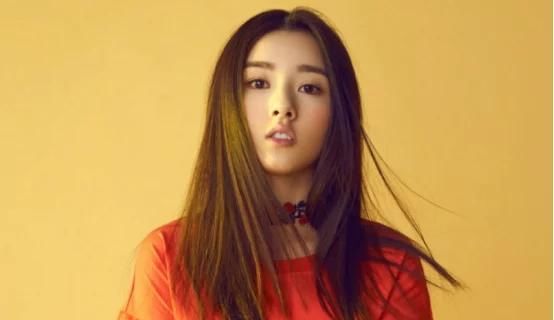  观众朋友：自小在国外长大了, 都是一个小童星, 现如今发展趋势成一线女明星
