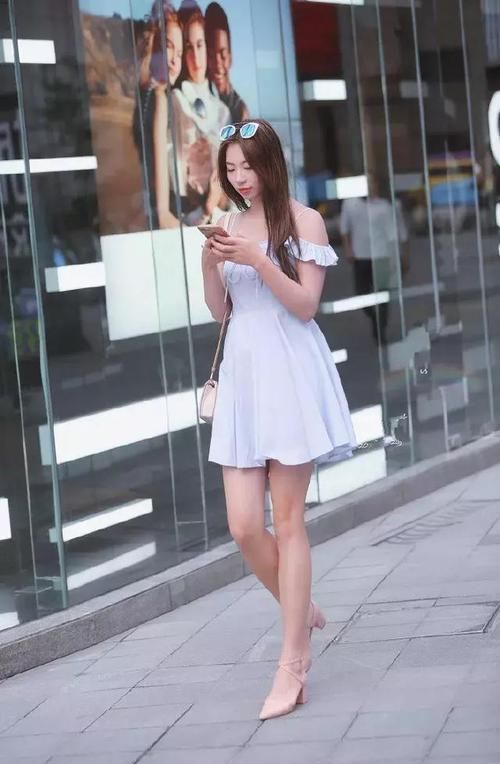  「优雅」街拍：小姐姐一件小小的一字肩连衣裙，展示出来一种唯美气质