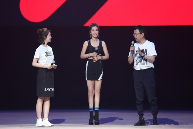 李冰冰45岁也敢只穿裹胸亮相，短裙提到大腿根，网友：这身材满分