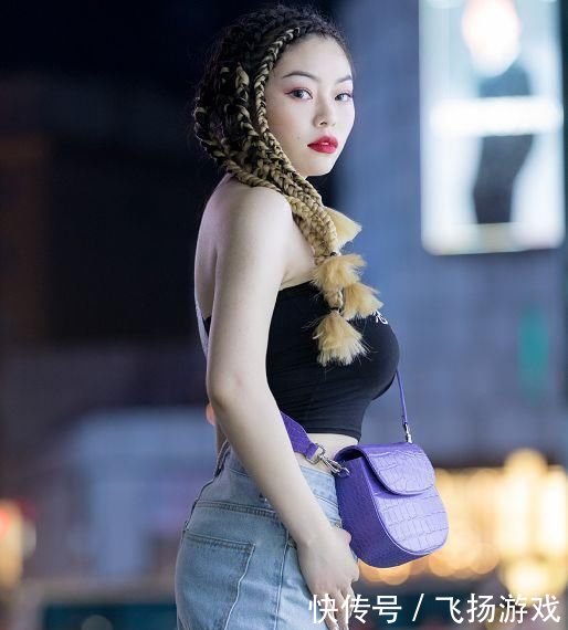 街拍：清纯可人有气质的美女，俏皮活泼看着单纯！