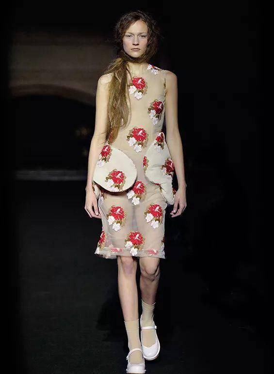  『穿着』只要穿着Simone Rocha，就可以一直做少女哦