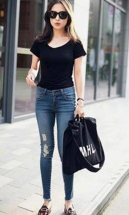 牛仔裤穿起来不挑年龄，无论是年轻的姑娘还是辣妈都非常适合穿搭