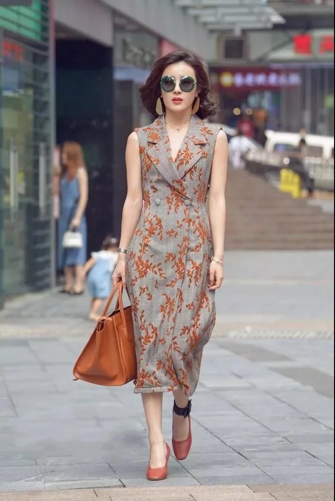 街拍路人，炎热的夏日就该这样打扮自己，无需过多修饰也能美美哒