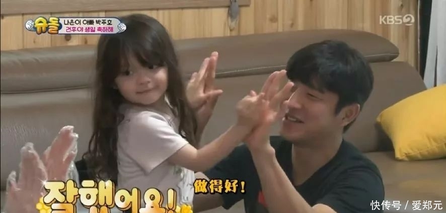 孩子是父母背后的