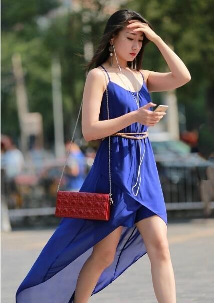 很有气质的小姐姐，穿搭吊带连衣裙，秀出完美的好身材很迷人