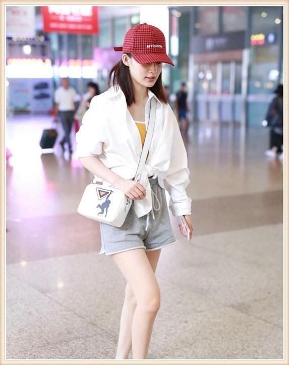 当李沁和张钧甯同穿运动短裤，才知道健身瘦和节食瘦的差距有多大