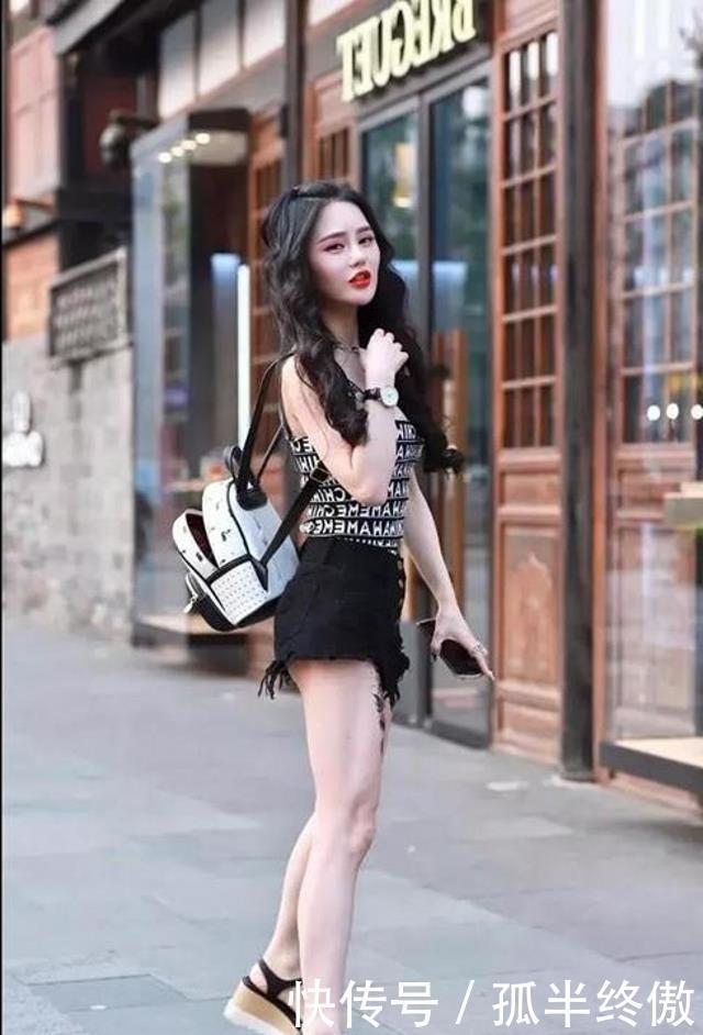 设计■路人街拍:美女穿着一件挂脖的连衣裙,看着十分清凉