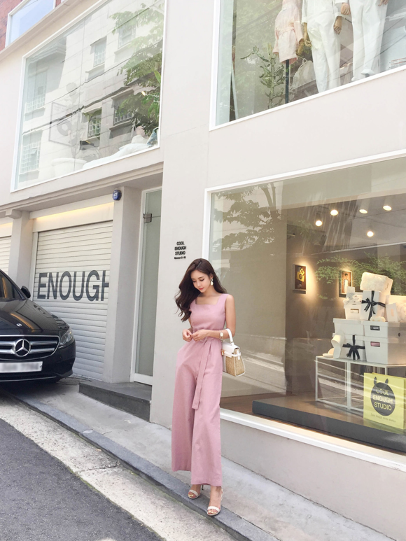 头条女神孙允珠，蜜桃汽水碎冰亮丝束腰阔腿裤