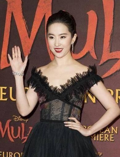『社交账号上面晒出』刘亦菲与朋友聚会活动相片曝出,裸妆出境情况不佳,双下巴显著