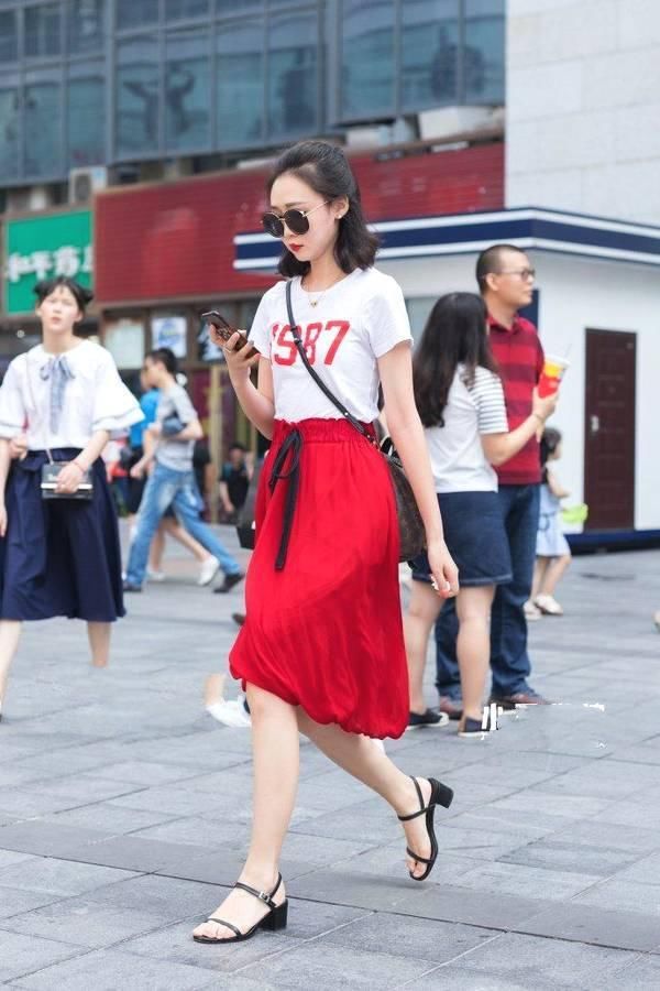 街拍：紧身黑色短裤与短T恤，完美结合很显气质！