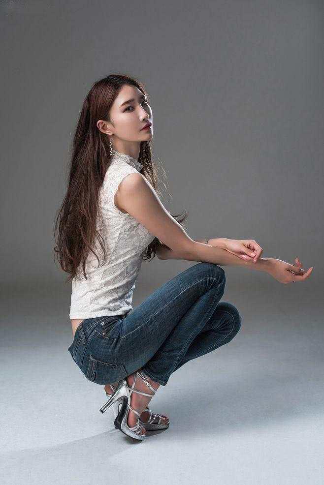 牛仔紧身裤裤穿出不一样的风采，塑造更立体的身体视觉曲线