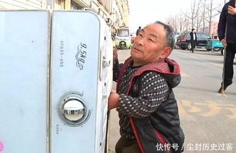  『小伙』谁说娶妻难？看山东1米个子小伙迎娶1.7娇妻，如今生活美满