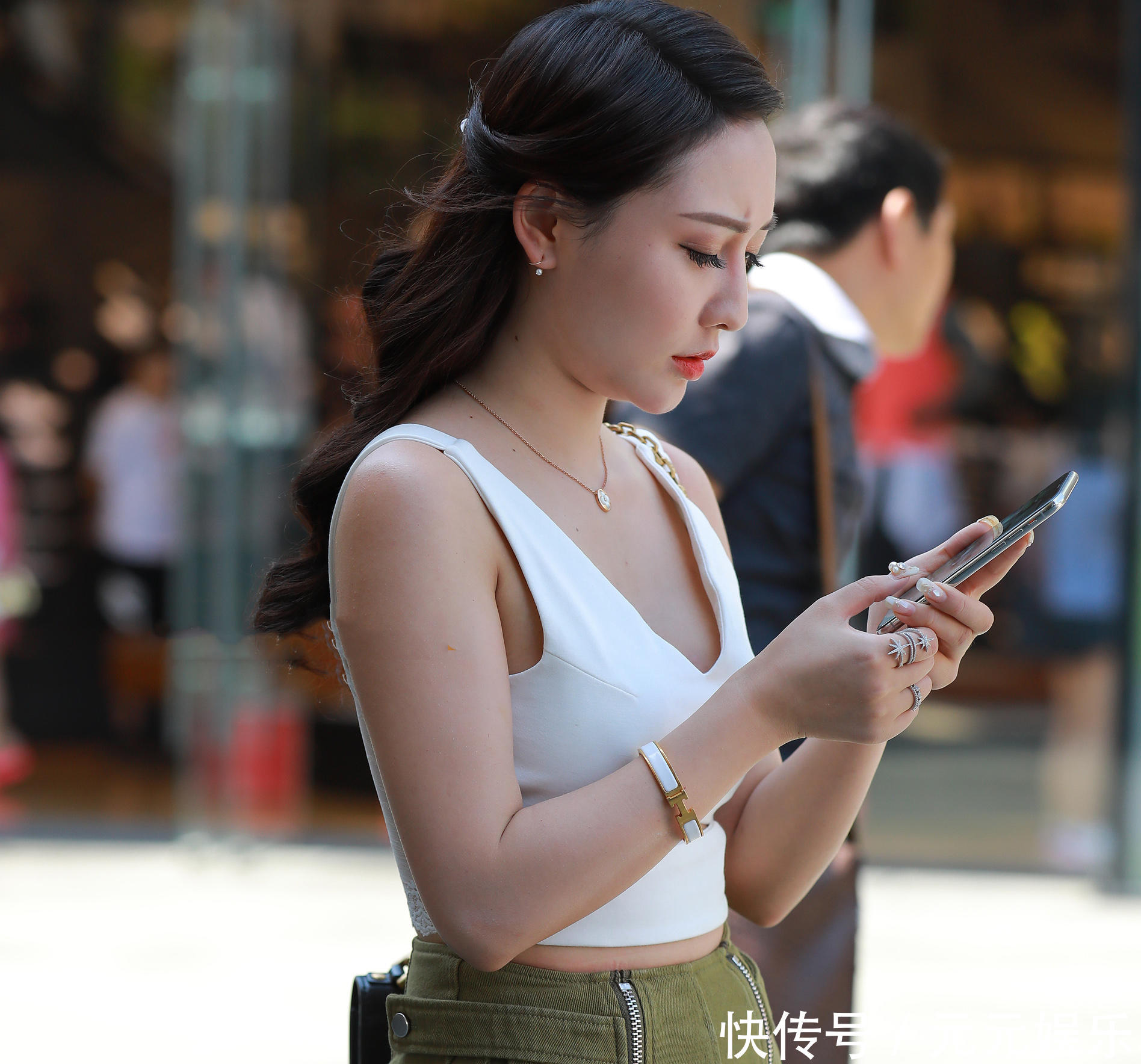 气质女神短裤尽显迷人风采，打电话的神态也能看呆路人