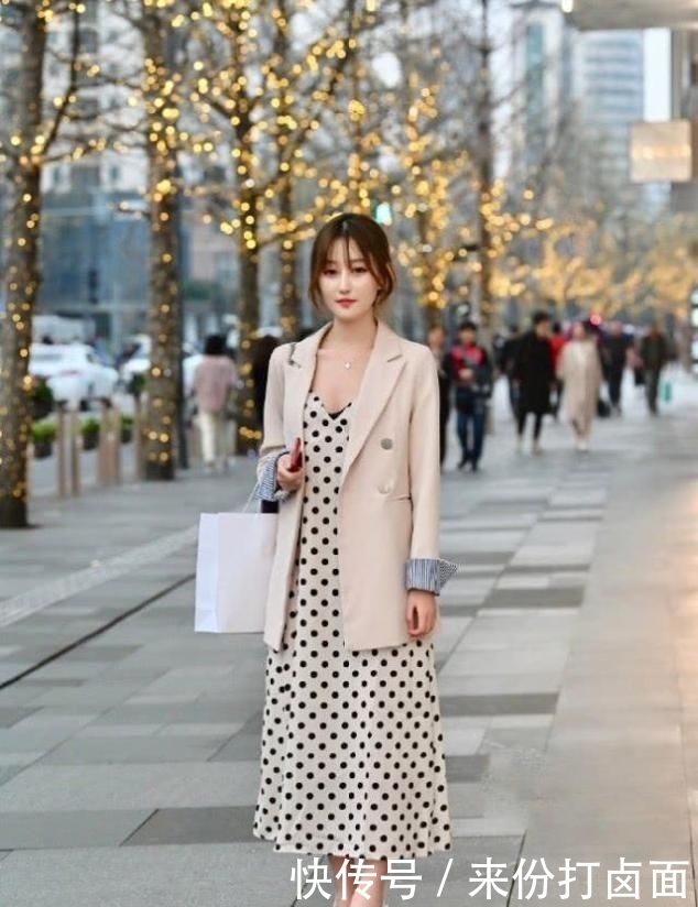 「美女」清爽的波点裙外搭帅气的西装,简单大方照样能穿出潮范!