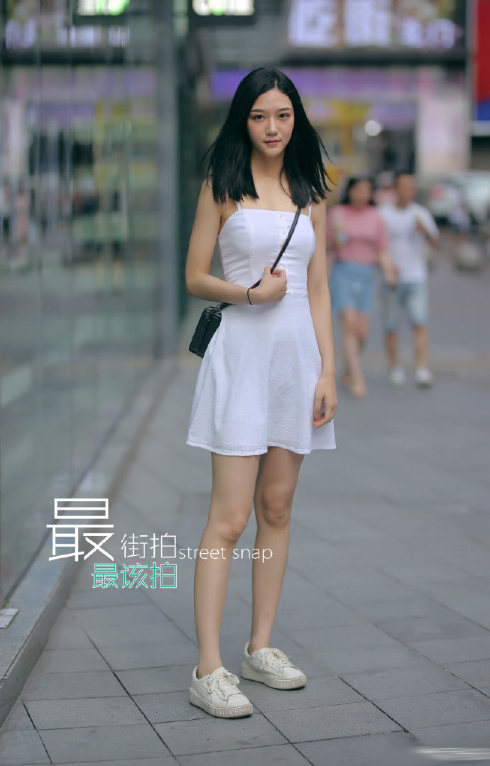 街拍杭州:时尚的穿搭，会提高颜值的档次!