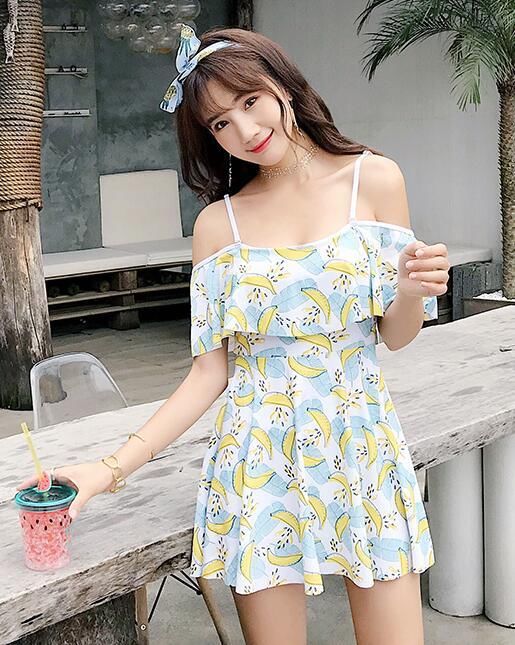 清新的一字领泳衣美女，秀出优雅的姿态，尽显迷人的魅力！