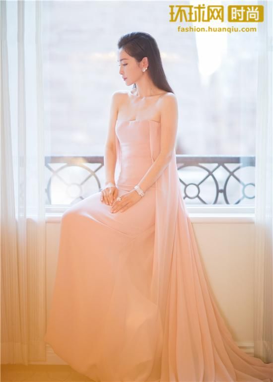 李冰冰佩戴宝齐莱雅丽嘉玫瑰限量珠宝腕表惊艳亮相2018纽约时装周