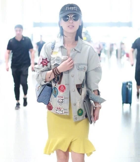 黄圣依现身机场，穿一袭黄裙真耀眼，肚子凸起是啥情况?