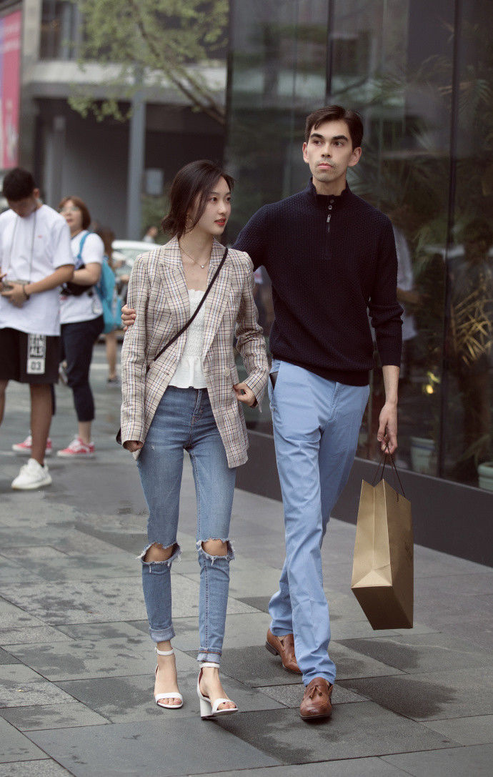 成都街拍，很有设计感的夏日风情，彰显女人味十足