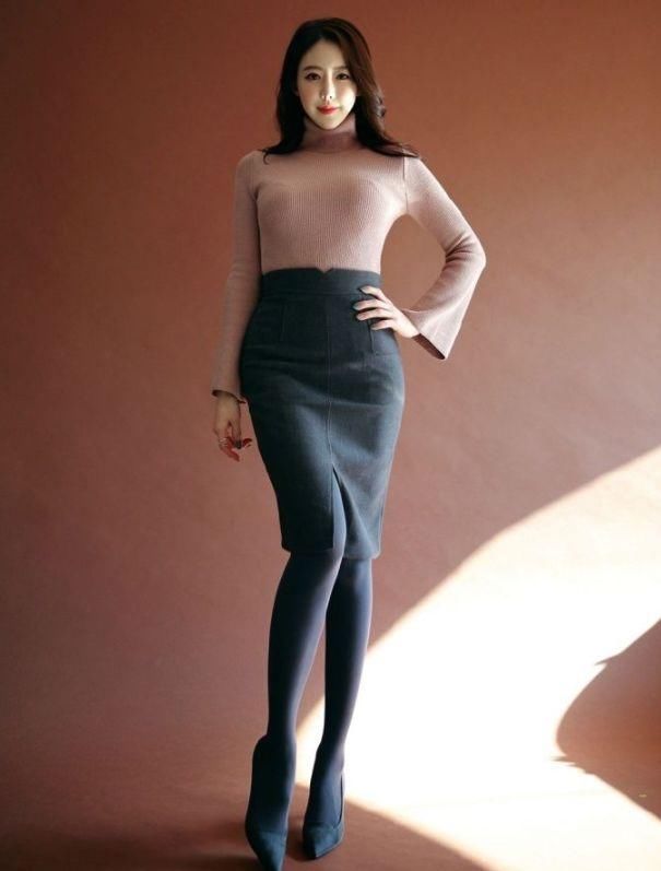 气质很好的紧身裙美女，清新又养眼，呈现最美身姿！