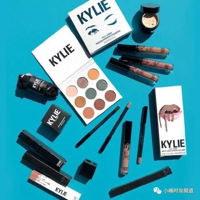 Kylie Jenner身穿亚历山大王提花红裙现身纽约街头,网友:真性感
