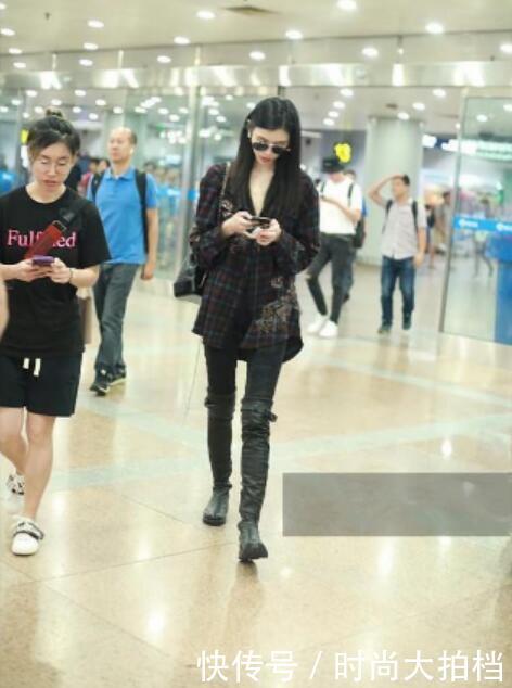奚梦瑶真绝了！长筒靴子当紧身裤穿出机场，敢问一句“热不”？