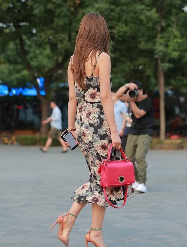  「特别」街拍：小姐姐身材苗条，穿黑色的裙子特别妩媚，很吸引人