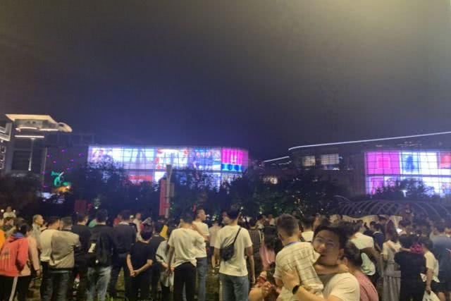 长沙再次实力圈粉!烈士公园都是人山人海!今天你在哪个景点排长