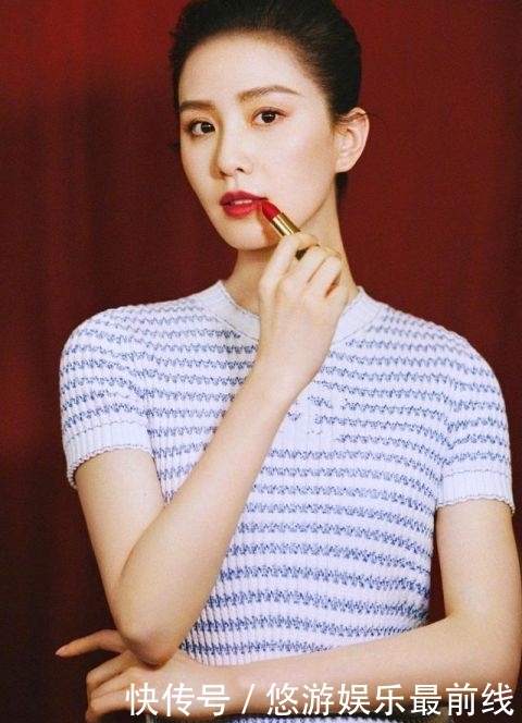 刘诗诗为Chanel口红新品代言,丸子头搭条纹上