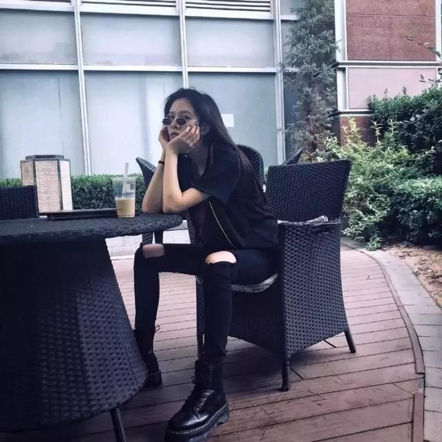 宋妍霏黑色T恤逗狗玩，视线都被逼到双腿上了：好像没穿裤子？