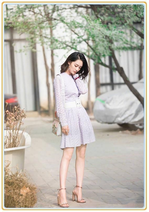 同穿镂空裙，40岁吴佩慈不敌28岁李沁，网友：果然年轻就是资本！