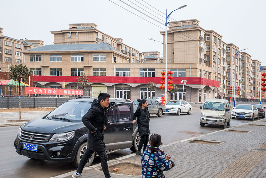 黄河从这决口改入黄海为渤海，这里的村庄要消失，镜头为百姓存照
