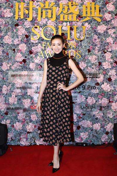 37岁董洁现身活动, 薄纱裙穿出一片风尘, 网友: 清纯形象瞬间崩塌